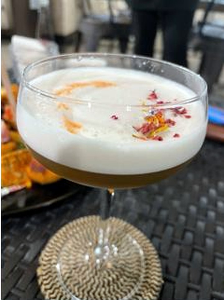 Cocktail con schiuma aromatica