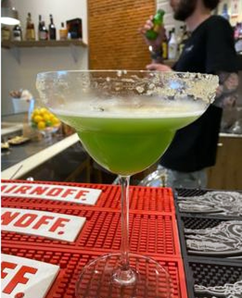 Cocktail verde in coppa